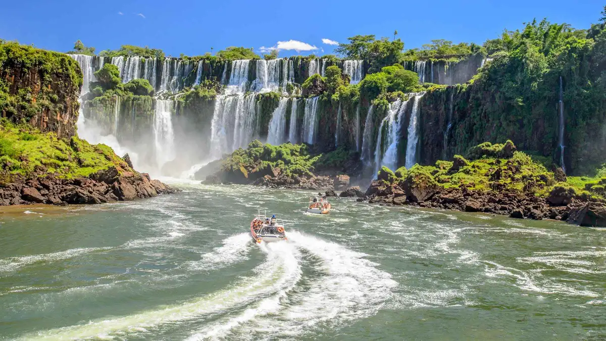 Van crossing the Tancredo Neves bridge to Argentina for an Iguazu Falls boat tour from Foz do Iguacu