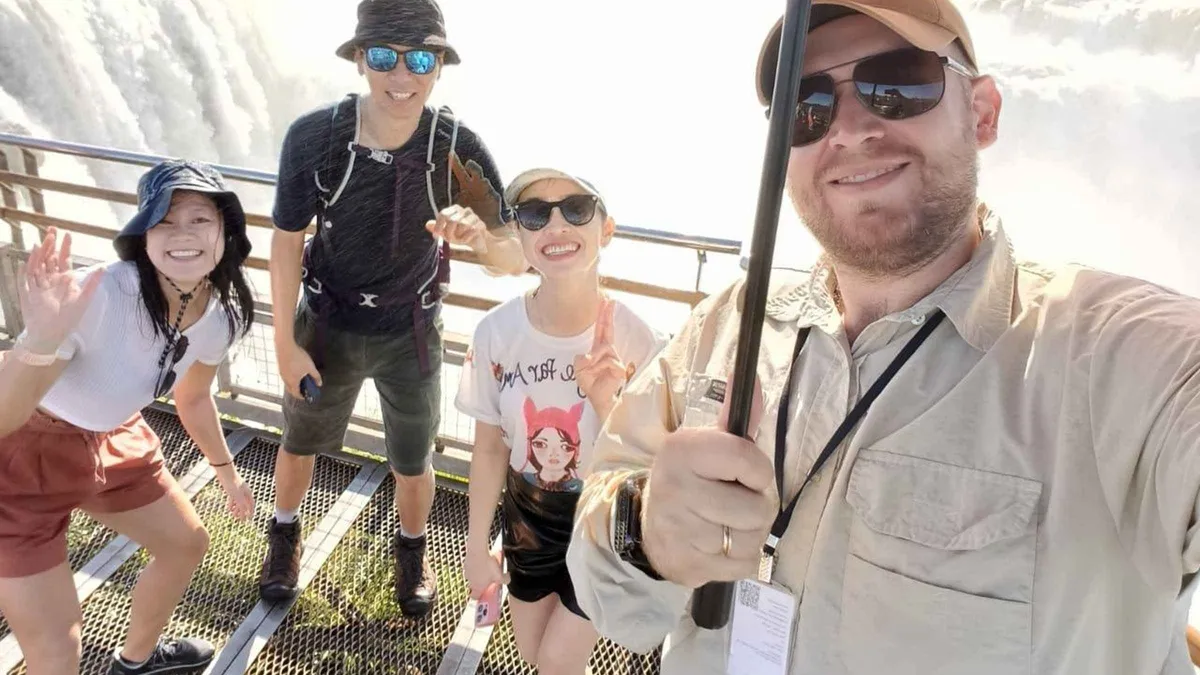 Private car and guide at the border crossing on a two-country Iguazu Falls boat tour day